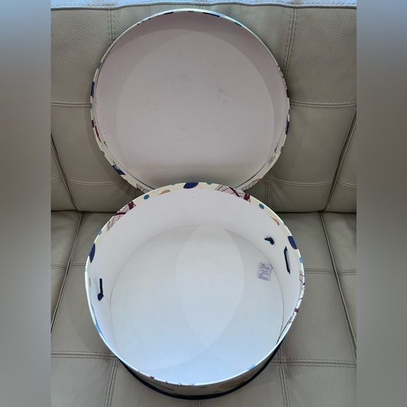 Vintage 2001 16” Diameter x 7.5” High Hat Box - Picture 3 of 6